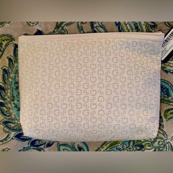 Guess Basira **New** with tag, Travel Bag - Picture 2 of 5